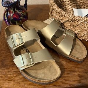 Birkenstock sandals. Gold tone straps and buckles. EU 40. Excellent condition!